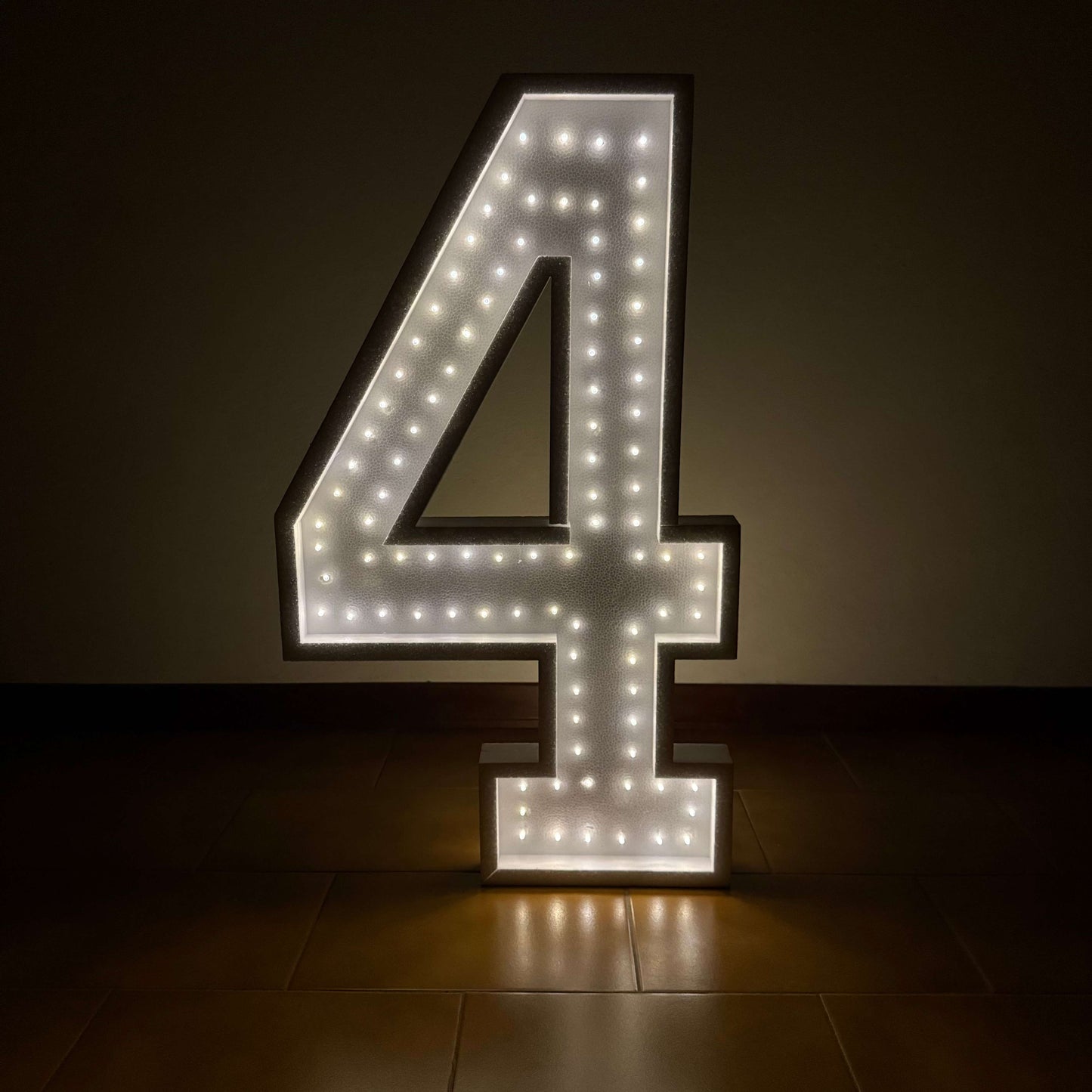 Numero 4 SUPER Luminoso