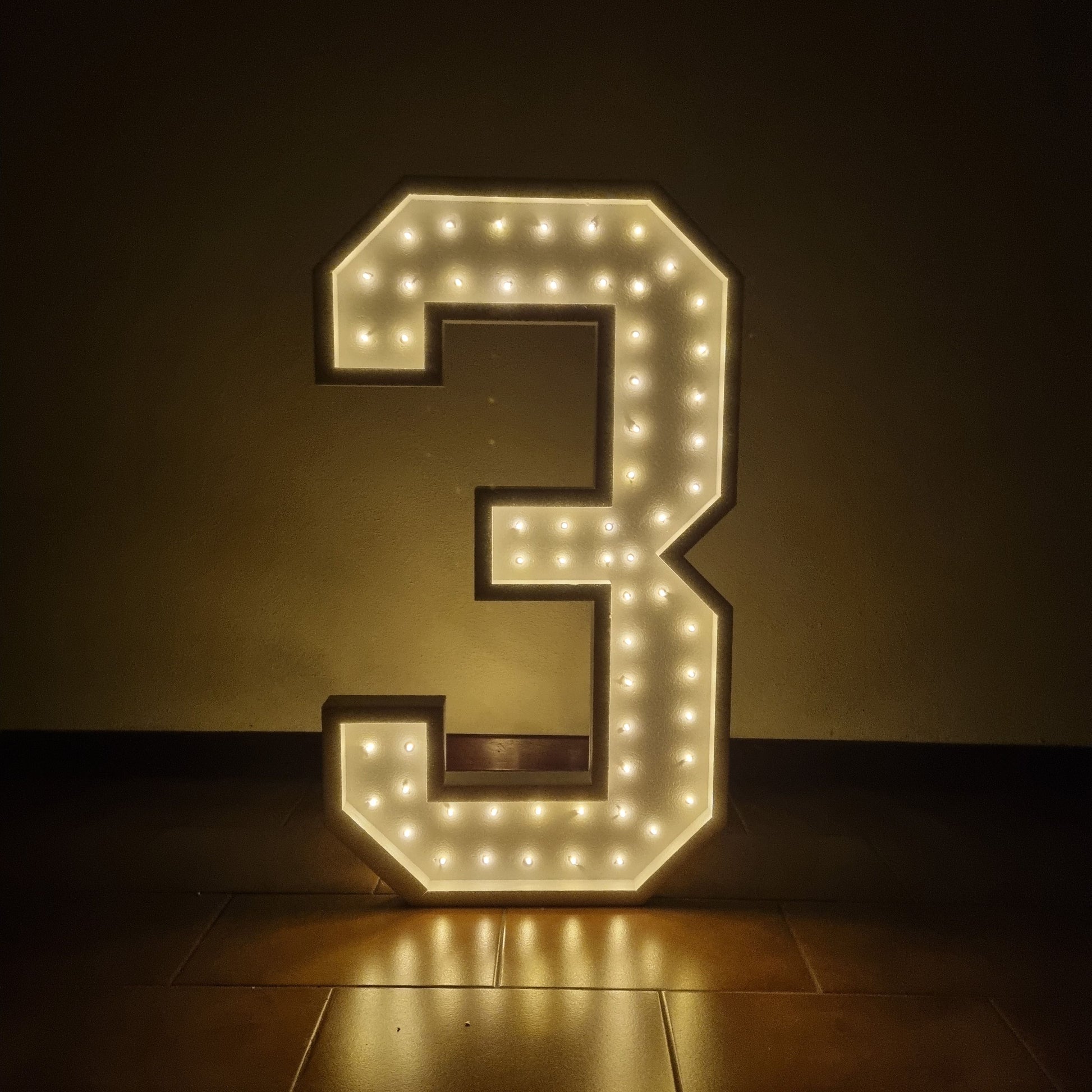 Número 3 luminoso