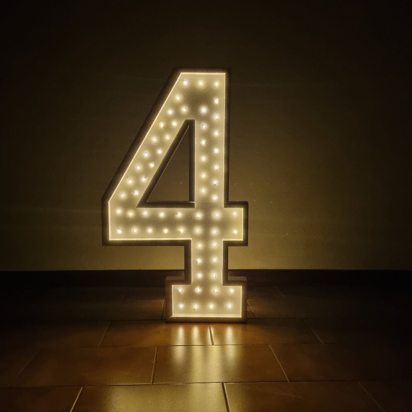 Número 4 luminoso