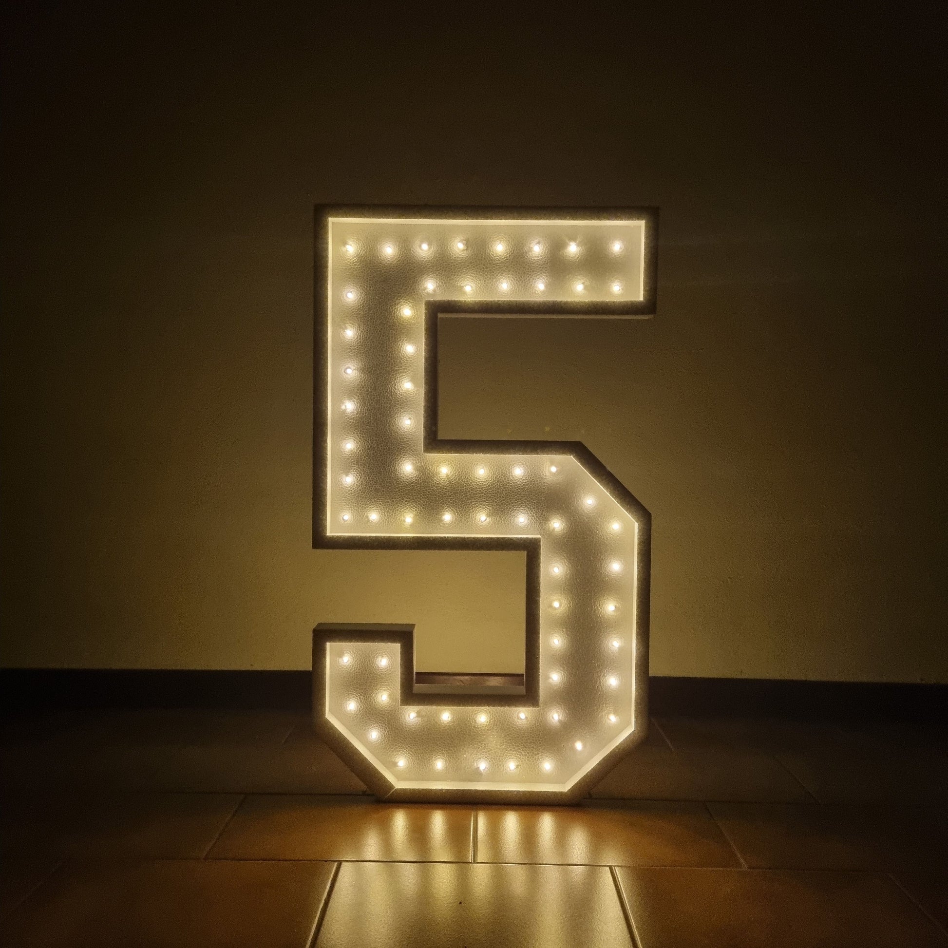 Número 5 luminoso