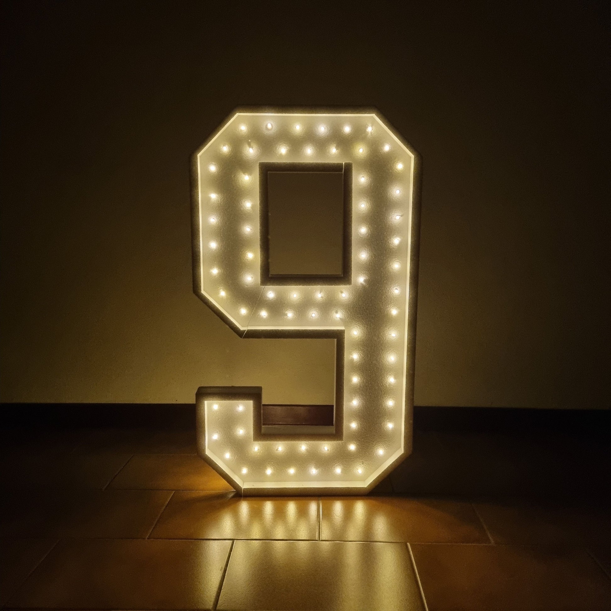Número 9 luminoso