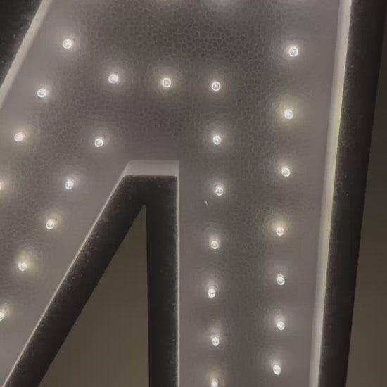 Numero 4 SUPER Luminoso