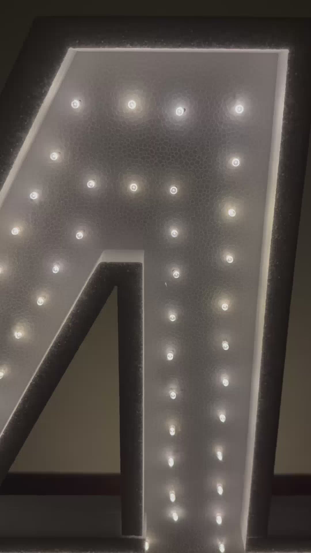 Numero 4 SUPER Luminoso