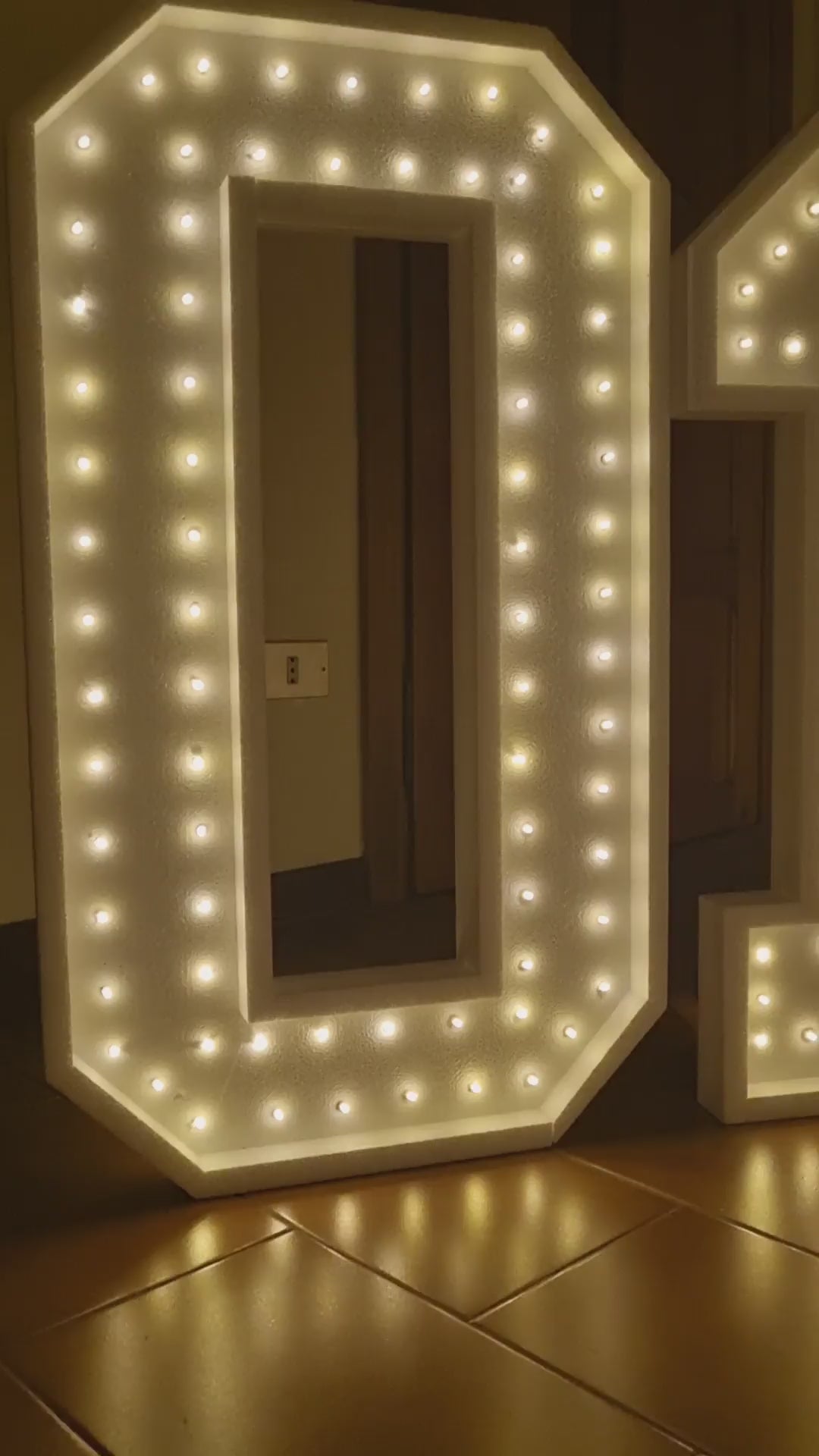 Carica il video: Con luci