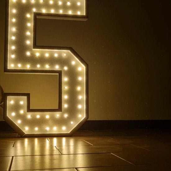 Número 5 luminoso