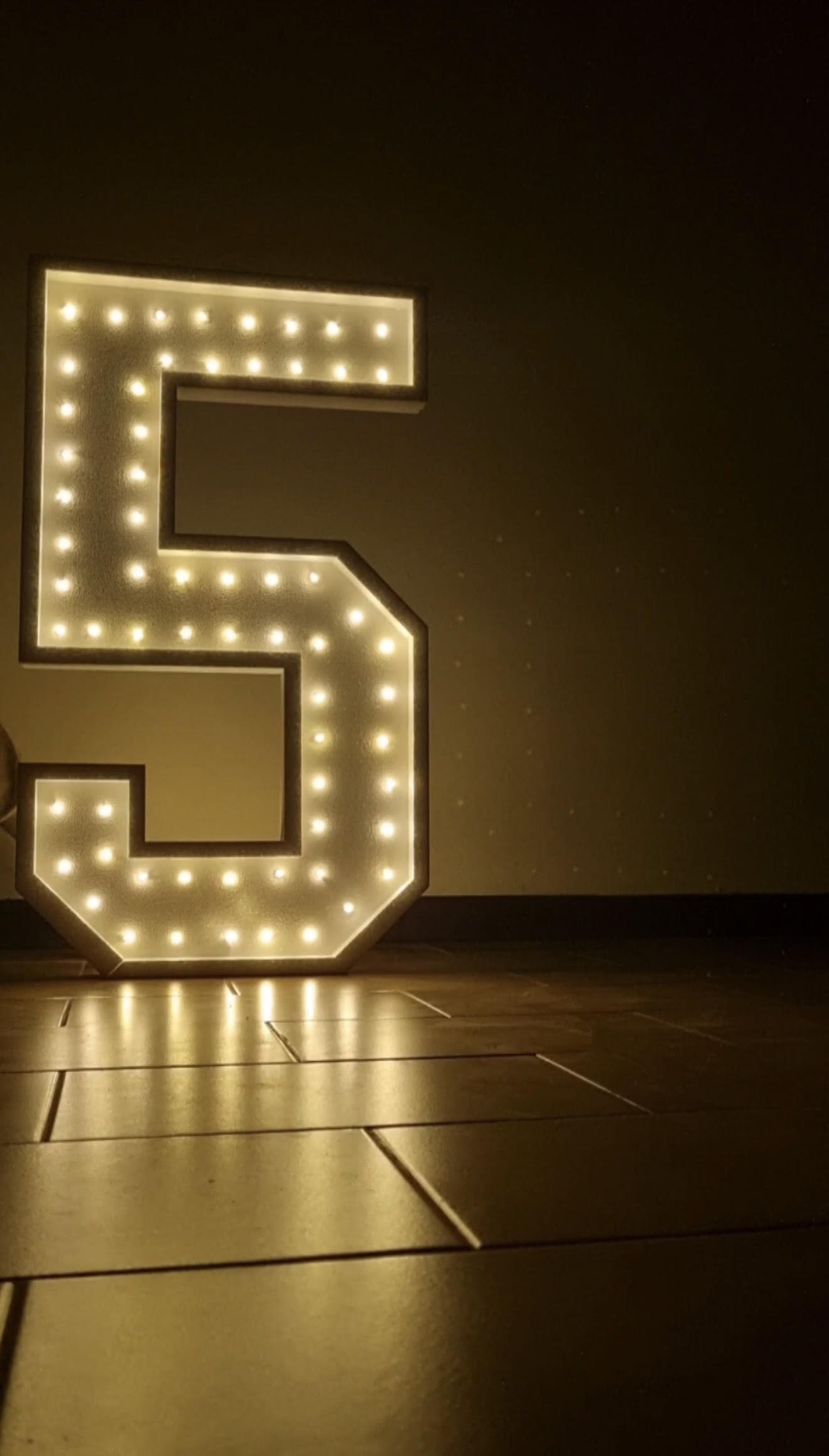 Número 5 luminoso
